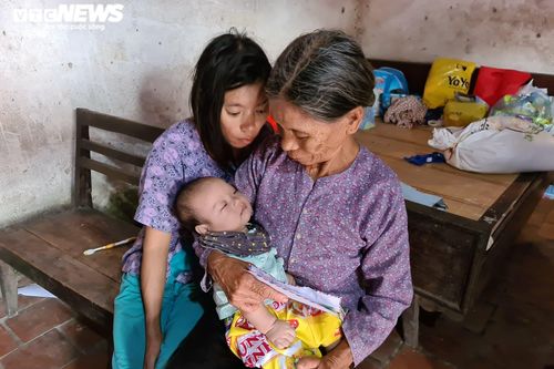 Cám cảnh cụ già chăm sóc cháu bé 3 tháng tuổi của người con điên dại bị hãm hiếp