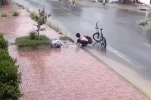 Xem nam sinh đội mưa vớt rác thông cống, thấy cuộc đời đẹp hơn