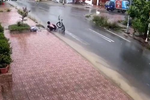 Clip: Nam sinh đội mưa vớt rác, thông cống đốn tim người xem