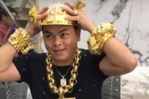 'Đại gia' đeo vàng giả Phúc XO kể khổ tại tòa