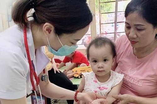 Tiếp nhận nhiều trẻ mắc bệnh tay chân miệng, phụ huynh cần cảnh giác 3 dấu hiệu sớm cảnh báo bệnh của con diễn biến nặng