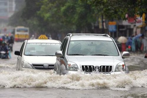 Bí quyết 'vàng' khi lái xe mùa mưa bão