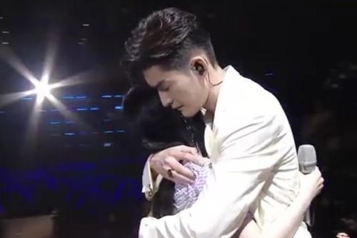 Trương Hàn tình cảm với Cúc Tịnh Y trên sân khấu