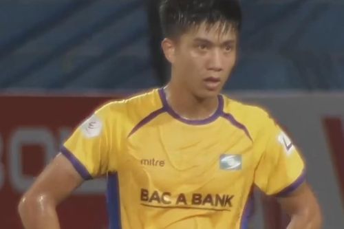 Ý định ghi bàn từ giữa sân của Phan Văn Đức