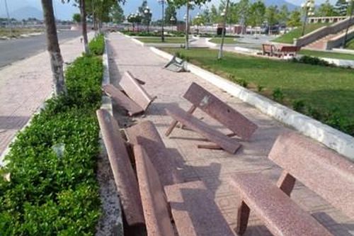 Nhếch nhác ở công viên Đài tưởng niệm liệt sĩ cầu Thành-Diên Khánh