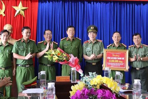 Khen thưởng thành tích khám phá chuyên án làm giả con dấu, tài liệu của cơ quan, tổ chức