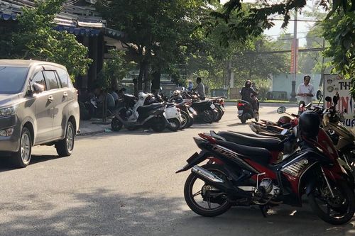 Tái diễn tình trạng lấn chiếm lòng lề đường để kinh doanh