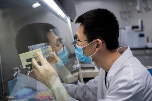 Nỗi sợ làn sóng Covid-19 thứ hai 'làm nóng' cuộc đua tìm vaccine