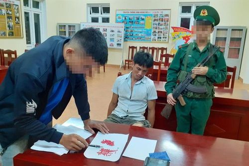 Con nghiện bị bắt giữ trên đường mua ma túy