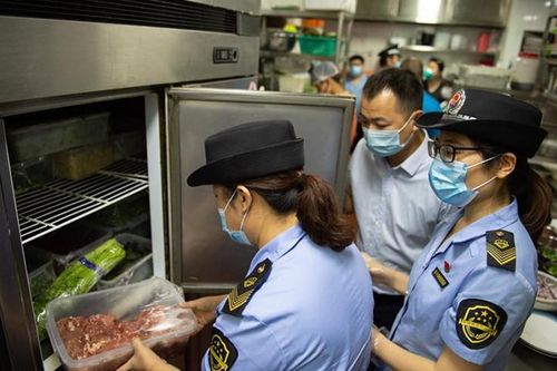 Trung Quốc: Nhân viên lau dọn tủ đông hải sản ở khách sạn mắc COVID-19