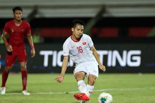 Giành Quả bóng Vàng, tiền vệ Hùng Dũng tăng giá phi mã