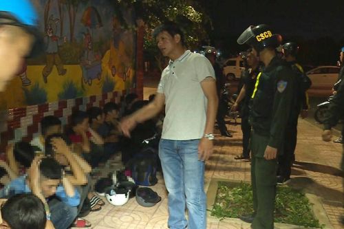Dân 'mật báo', công an chặn hàng chục thanh thiếu niên hỗn chiến