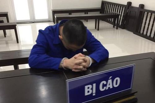 Bị bố 'người yêu nhí' truy đuổi, nam thanh niên lao xuống ruộng tháo chạy