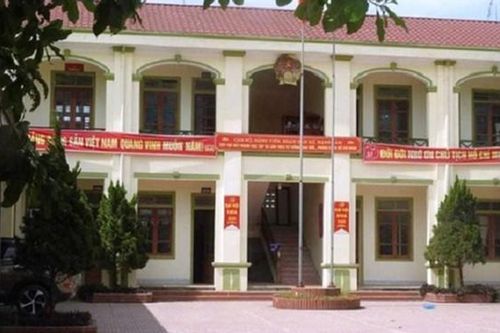 Bí thư và chủ tịch xã bỏ nhiệm sở để đi... tham quan