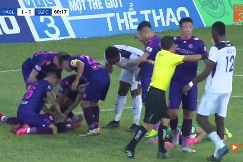 Video cầu thủ Sài Gòn FC suýt nuốt lưỡi trận gặp HAGL