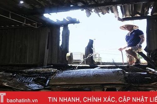 Một nhà dân nhà ở TP Hà Tĩnh bốc cháy giữa trưa