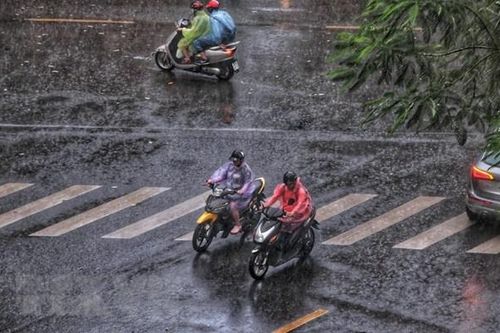 Mưa dông kèm thời tiết nguy hiểm ở vùng núi Bắc Bộ sẽ kéo dài thêm 1-2 ngày
