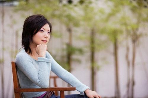 Sửng sốt khi thấy mẹ chồng cũ ngồi vạ vật trên bậc thềm cả đêm, lời thỉnh cầu sau đó của bà càng khiến tôi 'choáng váng'
