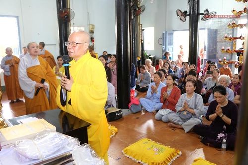 Vĩnh Long : Ban Từ thiện TV.Vạn Hạnh cúng dường các trường hạ