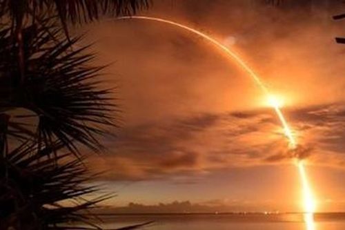 Trầm trồ với loạt hình ảnh tuyệt đẹp về vụ phóng vệ tinh của SpaceX