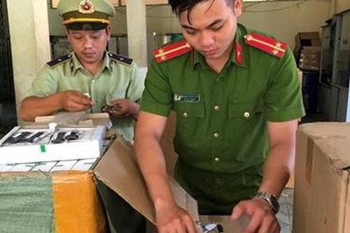 Tạm giữ 5.400 đồng hồ cùng nhiều hàng hóa ngoại nhập