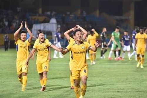 Sông Lam Nghệ An 'nhuộm vàng' sân Hàng Đẫy