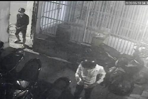 Truy xét 2 thanh niên đột nhập nhà trọ cao tầng, trộm 2 xe máy ở Sài Gòn