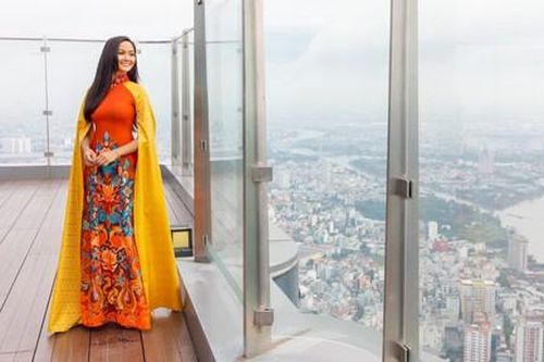 H'Hen Niê diện áo dài quảng bá du lịch trên tòa nhà cao nhất Việt Nam