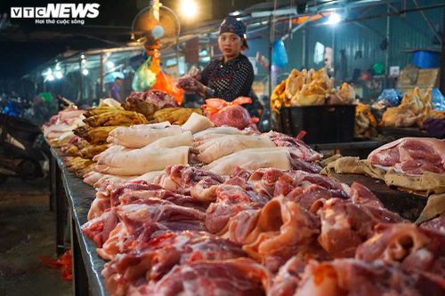Giá lợn hơi giảm mạnh, vì sao thịt ở chợ giảm nhỏ giọt?