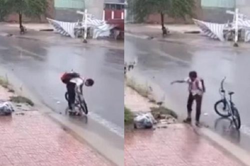 Khen nam sinh đội mưa vớt rác, thông cống, cần phạt công ty vệ sinh đô thị