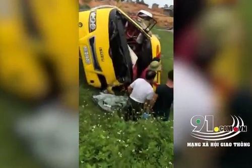 Xe chở đá nổ lốp tông vào xe khách, 2 tài xế trọng thương