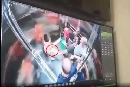 Một người đàn ông lấy chân chạm vùng kín bé trai 6 tuổi trong thang máy