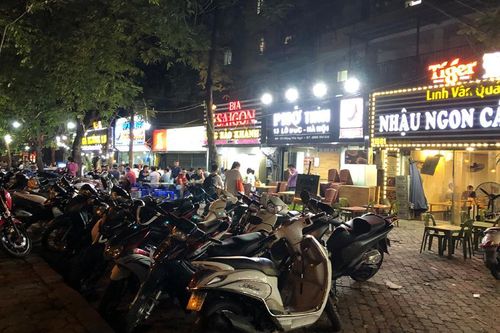 Hàng quán lấn chiếm vỉa hè tại Hà Nội: Tác nhân gây mất an toàn thực phẩm