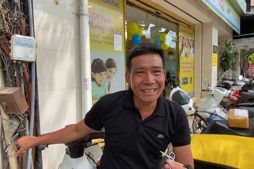 Rửa đường giảm bụi và hạ nhiệt trong ngày nắng nóng