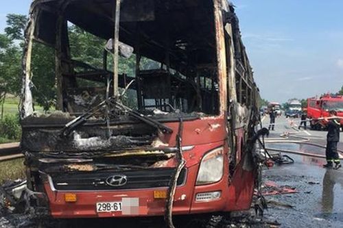 Xe khách bốc cháy ngùn ngụt trên cao tốc Hà Nội - Lào Cai