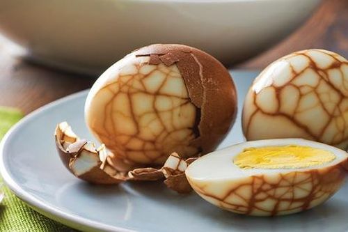 Bé gái 3 tuổi bị ngộ độc vì ăn trứng luộc, bà ngoại hối hận vì cách luộc trứng phản khoa học