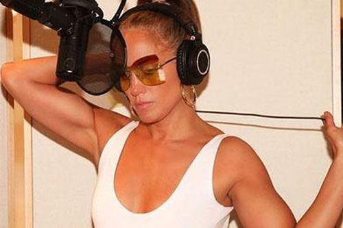 Jennifer Lopez vào phòng thu