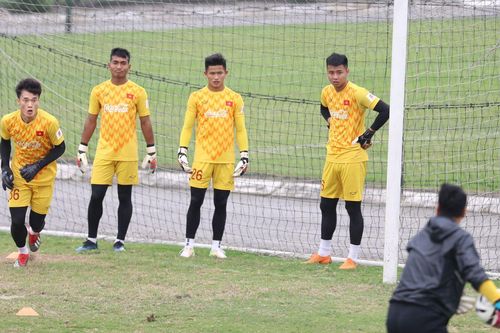 Bùi Tiến Dũng suýt ngã sấp mặt vì chạy xe 1 bánh