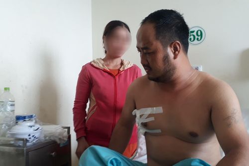 Truy bắt 2 nghi can xông vào nhà nghỉ đâm thủng phổi người đàn ông