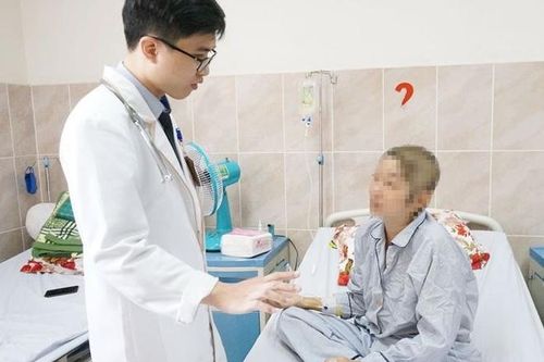 Học sinh tiểu học chấn thương sọ não do ngã từ lan can tầng 2
