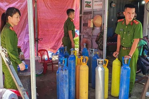 Đà Nẵng: Phát hiện 92 bình khí gây cười ở bãi giữ xe
