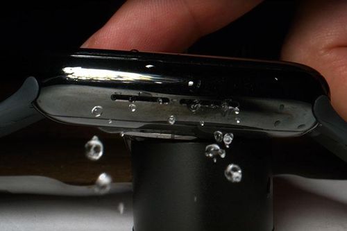 Youtuber giải thích khả năng chống nước của Apple Watch qua video quay chậm
