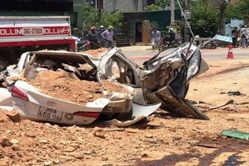 Khởi tố, bắt giam tài xế xe 'hổ vồ' đè ô tô con làm chết 3 người