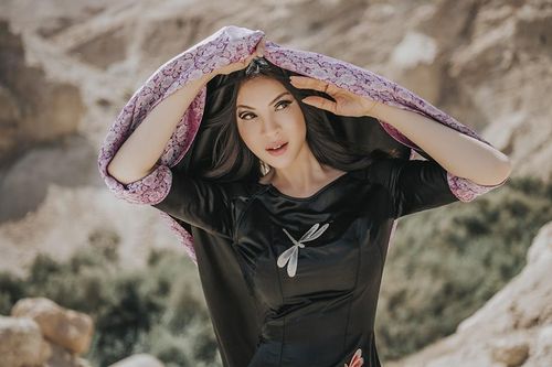Bị mắc kẹt ở Israel vì COVID, MC Thanh Mai chụp ảnh với áo dài trên sa mạc
