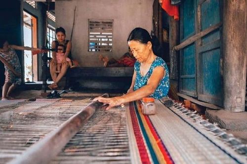 'Chòng chành' làng chiếu trên ốc đảo