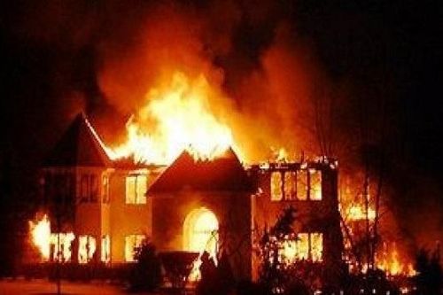 Mâu thuẫn gia đình, chồng mua xăng phóng hỏa đốt vợ con