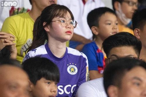 Cách xuất hiện đối lập của vợ sắp cưới Công Phượng, người yêu Quang Hải trên khán đài