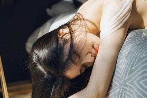 Đến chỗ chồng đang ở, tôi 'chết lặng' khi thấy cảnh tượng trước mắt