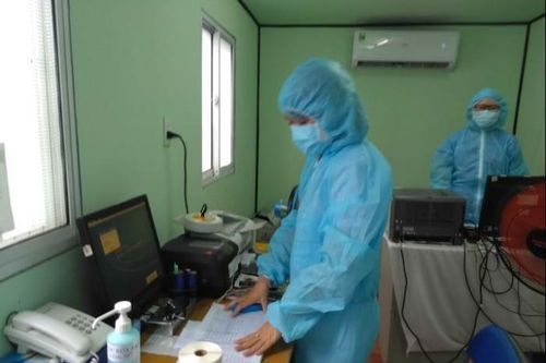 Nhiều người mắc COVID-19 nhập cảnh, TP.HCM đưa ra cảnh báo 'nóng'