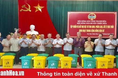 Bàn giao thiết bị thu gom, phân loại rác thải trong sinh hoạt gia đình cho các hộ nông dân thị trấn Thiệu Hóa